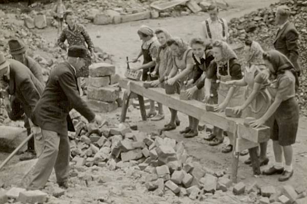 Sorbische Brigaden beseitigen Trümmer für den Neubau des Hauses der Sorben in Budyšin | Bautzen im Jahr 1953. Foto: Kurt Heine