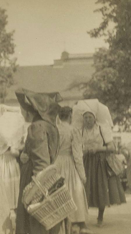 Women in Lower Sorbian festive costume at the fair in Chóśebuz | Cottbus, c. 1930. Photo: unknown photographer, Sorbian Cultural Archive at the Sorbian Institute.