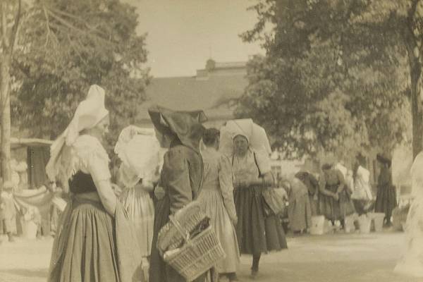 Women in Lower Sorbian festive costume at the fair in Chóśebuz | Cottbus, c. 1930. Photo: unknown photographer, Sorbian Cultural Archive at the Sorbian Institute.