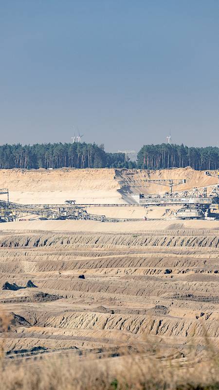 Coal mining in Lower Lusatia – expansive open-cast landscape with conveyor bridges and extraction areas. Photo: Marcel Schwickerath, Domowina.