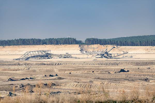 Coal mining in Lower Lusatia – expansive open-cast landscape with conveyor bridges and extraction areas. Photo: Marcel Schwickerath, Domowina.