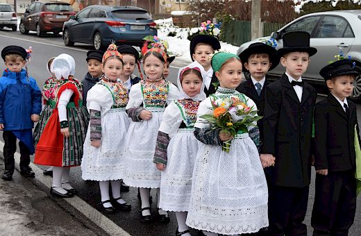 Kindergarten Čorny Chołmc | Schwarzkollm, Hochzeitszug zur Vogelhochzeit, Foto: Sabrina Wagner