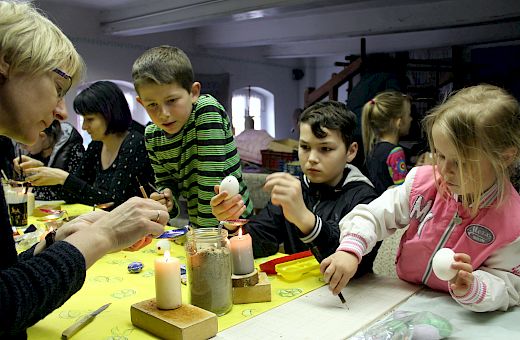 Verzieren von Ostereiern, 2019, Zeissighof, Foto: Johann Tesche