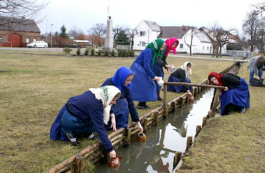 Osterwasser holen, Mädchen aus Ćisk | Zeißig, Foto: Martin Kasper