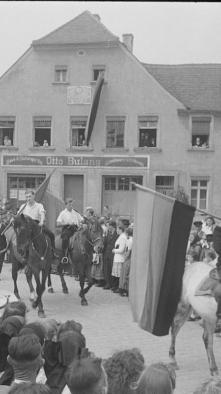 Domowinski zjězd w Kulowje. Swěźeński śěg, 10.07.1949, foto: Kurt Heine