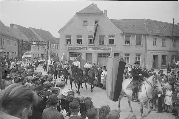 Domowinski zjězd w Kulowje. Swěźeński śěg, 10.07.1949, foto: Kurt Heine