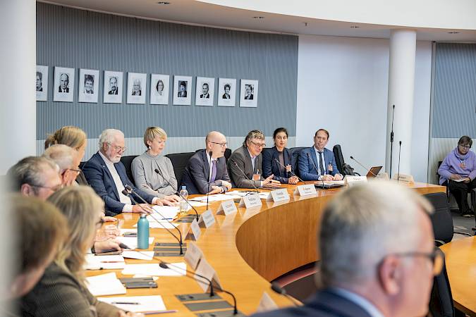 Inclusion of minorities in the Basic Law: At the Dialogue Forum 2025, the Minority Council presents key concerns to the Committee on Internal Affairs. Photo: Marcel Schwickerath.