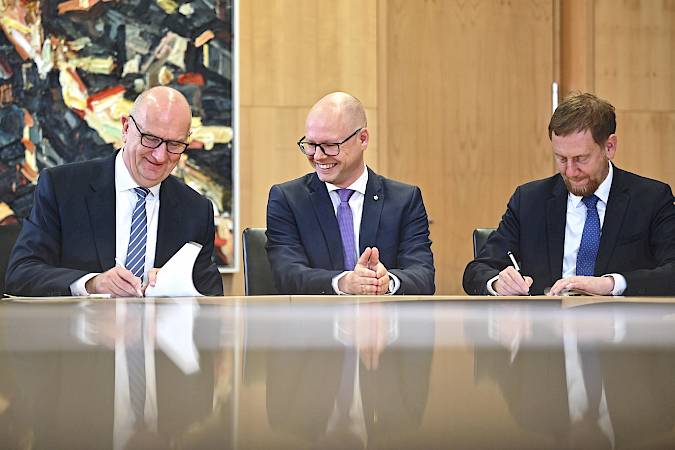 Joint commitment: Brandenburg’s Minister-President Dietmar Woidke and Saxony’s Minister-President Michael Kretschmer call for long-term funding of the Foundation for the Sorbian People, initiated by Domowina Chair Dawid Statnik in 2025. Photo: Katharina Kausche.