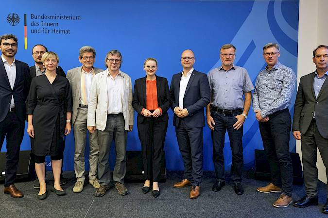 In 2023, the Domowina presents the concerns of the Sorbian people to the Federal Government’s Advisory Committee and reports on developments, youth and the future of the Sorbian people. Photo: BMI.